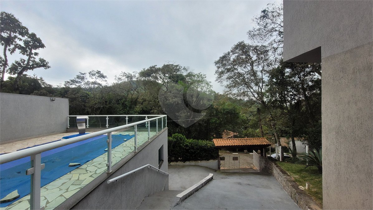 Casa à venda com 4 quartos, sendo 1 suíte, no condomínio Parque Suiça, Caieiras - SP