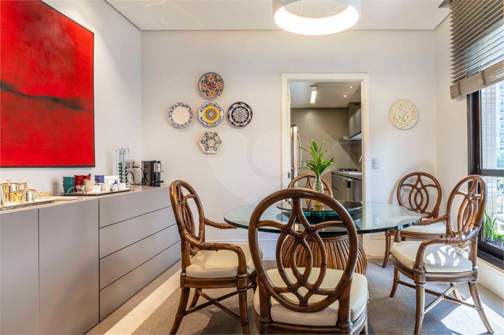 Apartamento à venda com 4 quartos, sendo 3 suítes, em Moema, São Paulo, SP