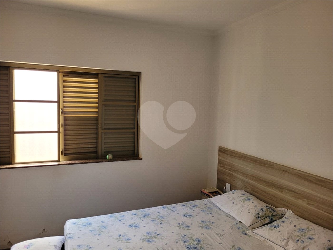 Casa térrea com 2 dormitórios, sendo 1 suíte.