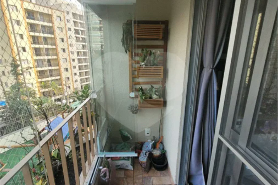 Apartamento de 03 dormitórios totalmente reformado com 02 vagas de Garagem escrituradas e livres.