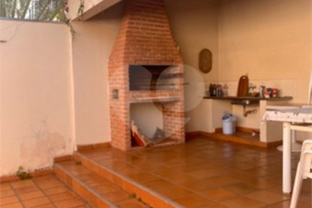 Casa térrea com 3 dormitórios, sendo 1 suíte .