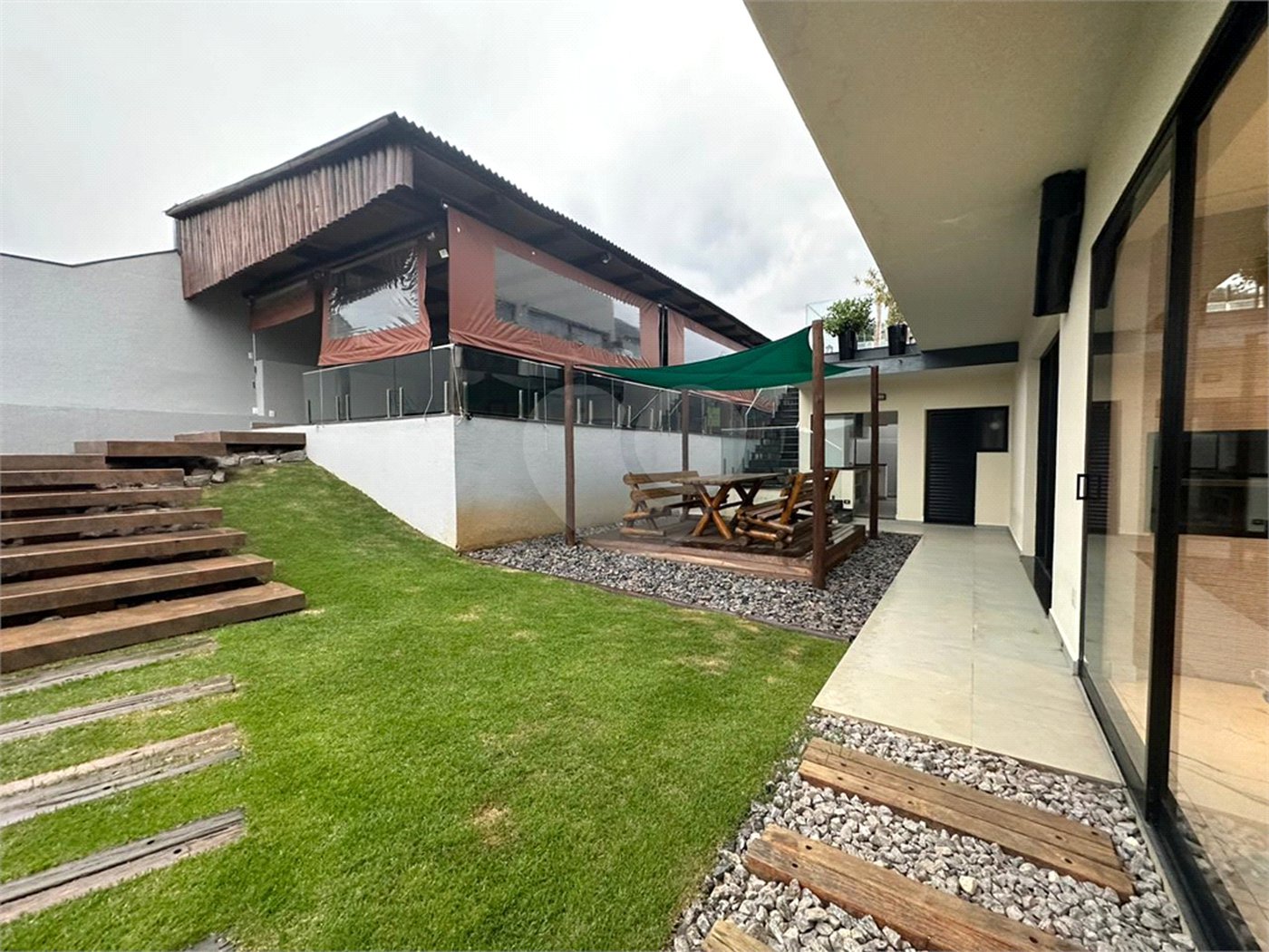 Sobrado à venda com 4 quartos, sendo 2 suítes,  no Centro, Joanópolis, SP