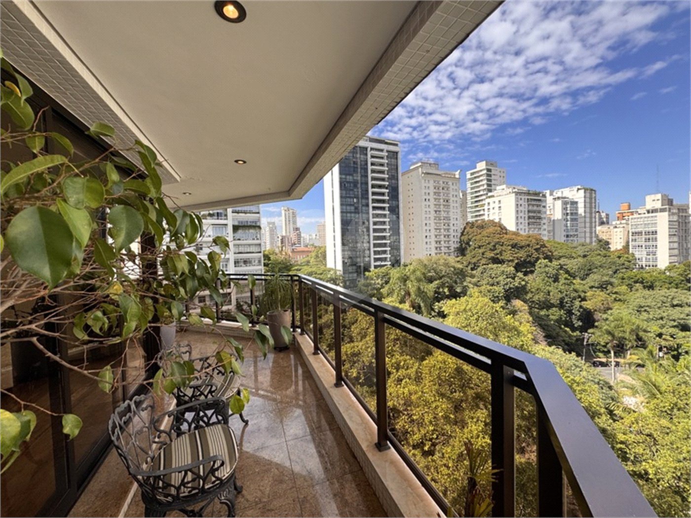 Higienópolis: Apartamento de 350 m2, 4 suítes, 5 vagas.