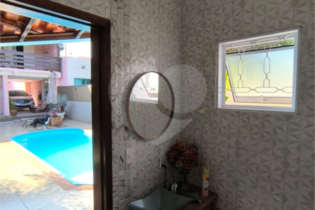 Casa à Venda no Santa Marta com 3 Suítes e Piscina