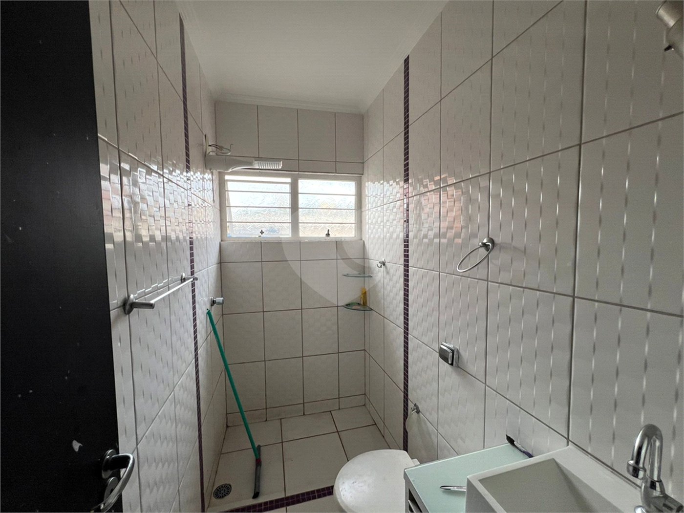 Sobrado à venda com 3 quartos, sendo 1 suíte, em Lopes de Oliveira, Sorocaba, SP