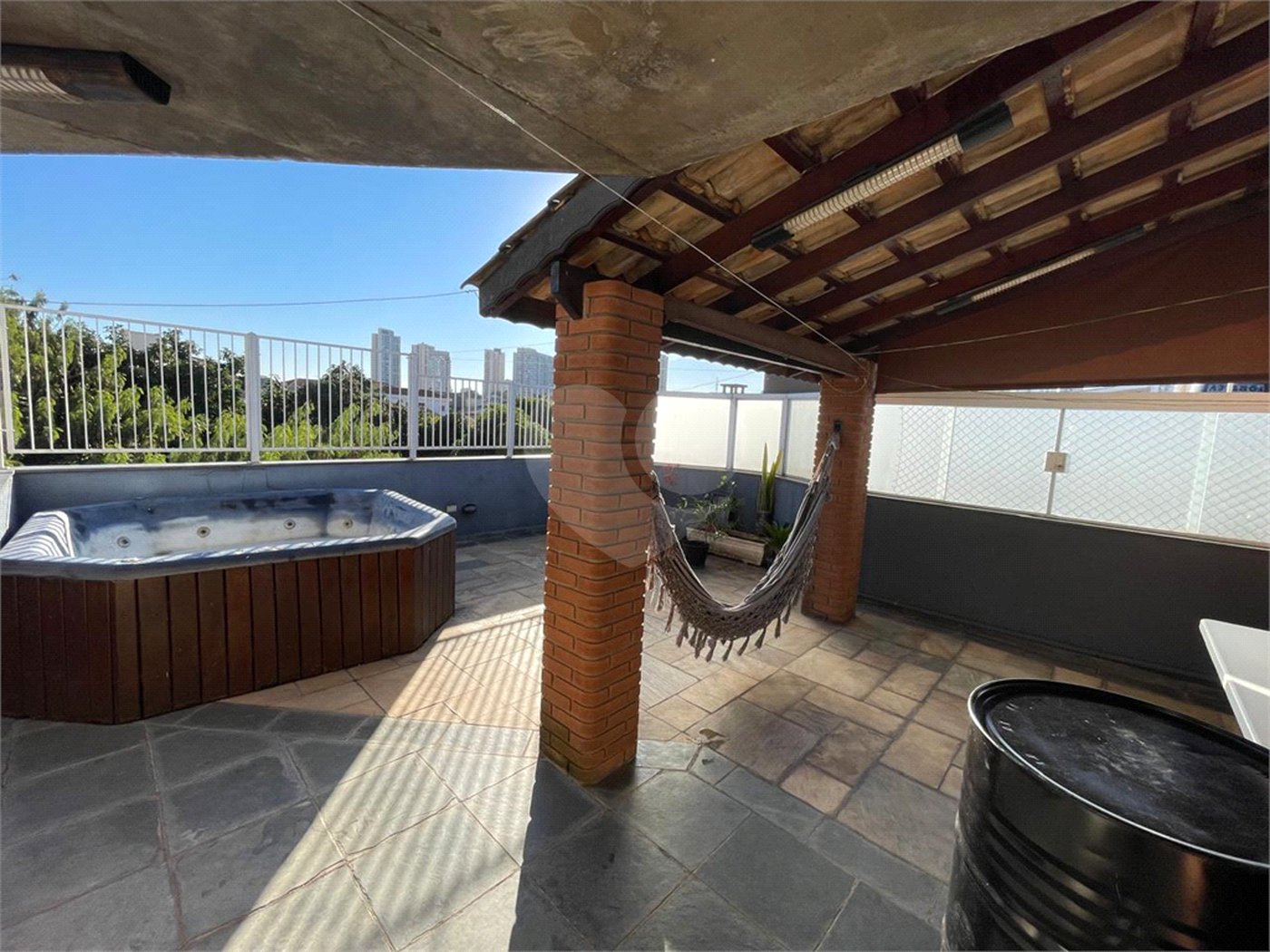 Casa à venda com 3 quartos, sendo 1 suíte, no condomínio Residencial Via Veneto, São Paulo - SP