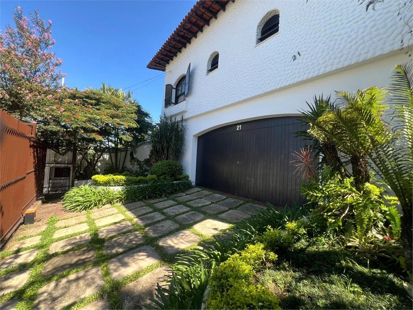 Casa à venda com 5 quartos, sendo 4 suítes, em Parque Maria Helena, São Paulo, SP