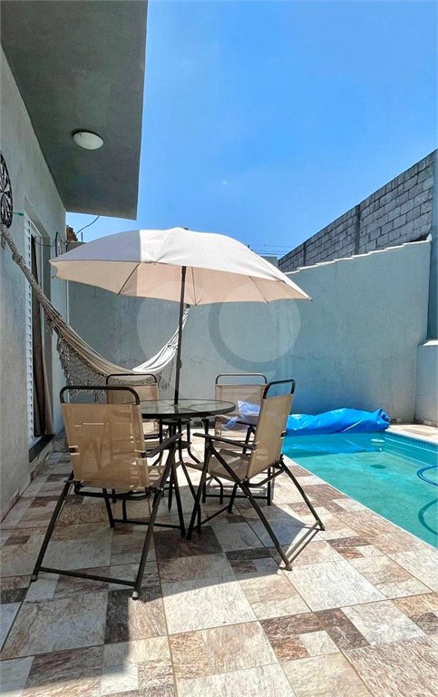 Casa Térrea à Venda com 3 dormitórios em Atibaia/SP