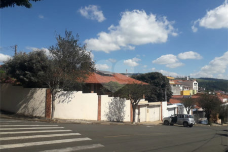 Casa à venda com 3 quartos, sendo 1 suíte,  no Centro, Socorro, SP