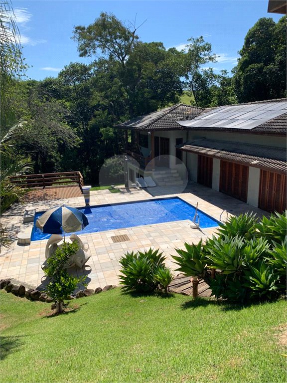 Casa à venda com 5 quartos, sendo 2 suítes, no condomínio Capela do Barreiro, Itatiba - SP