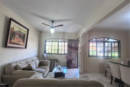 Casa à venda com 5 quartos, sendo 1 suíte, no condomínio Pedra Bonita, Rio de Janeiro - RJ