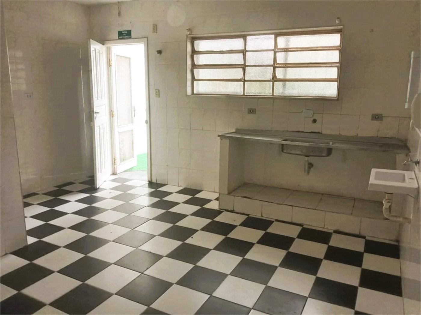 Casa à venda ou para alugar com 7 quartos, sendo 2 suítes, em Jardim Peri Peri, São Paulo, SP