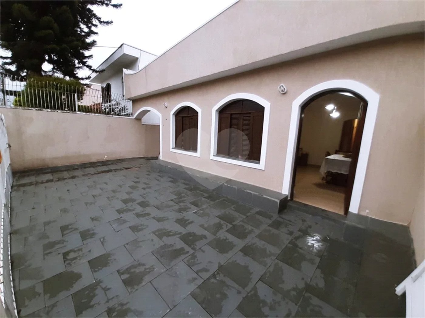 Casa térrea em rua fechada