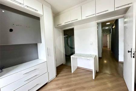 Sobrado à venda com 4 quartos, sendo 3 suítes,  em Vila Áurea, Poá, SP