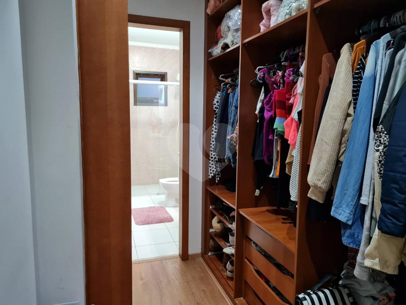 Sobrado à venda com 3 suítes em Horto, São Paulo, SP