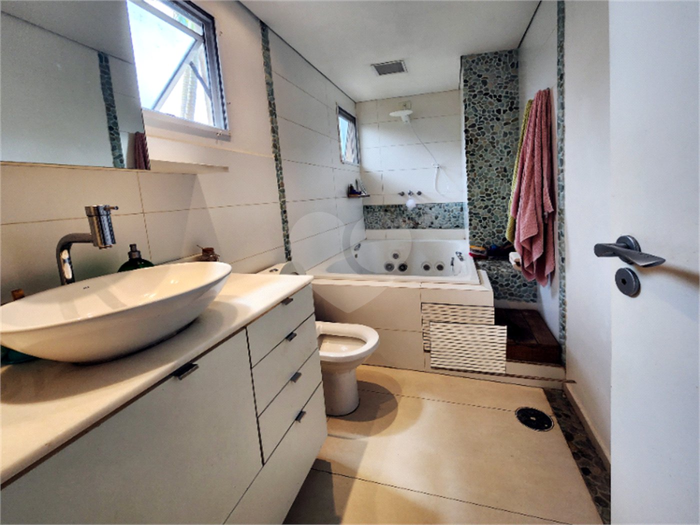 Casa à venda com 4 quartos, sendo 2 suítes,  no condomínio Vila Nova de Gaia, São Paulo - SP