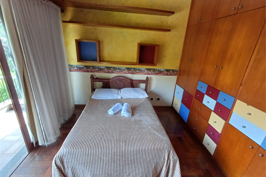 Casa à venda com 4 quartos, sendo 2 suítes, no condomínio Champs Elysees Village, Mairiporã - SP