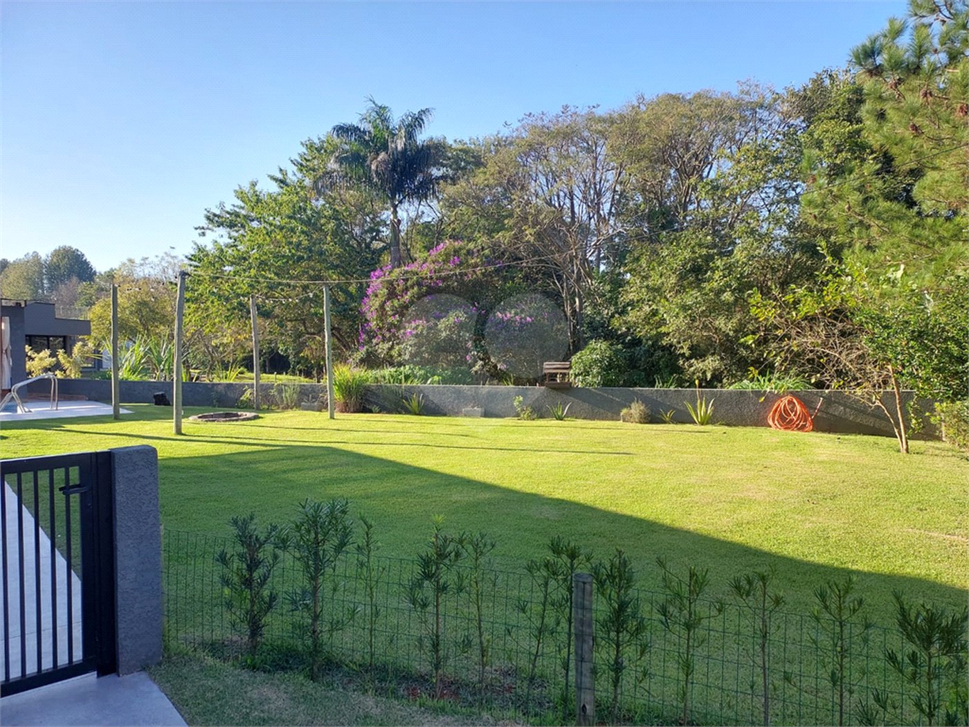 Casa à venda com 4 quartos, sendo 2 suítes,  no condomínio Figueira Garden, Atibaia - SP
