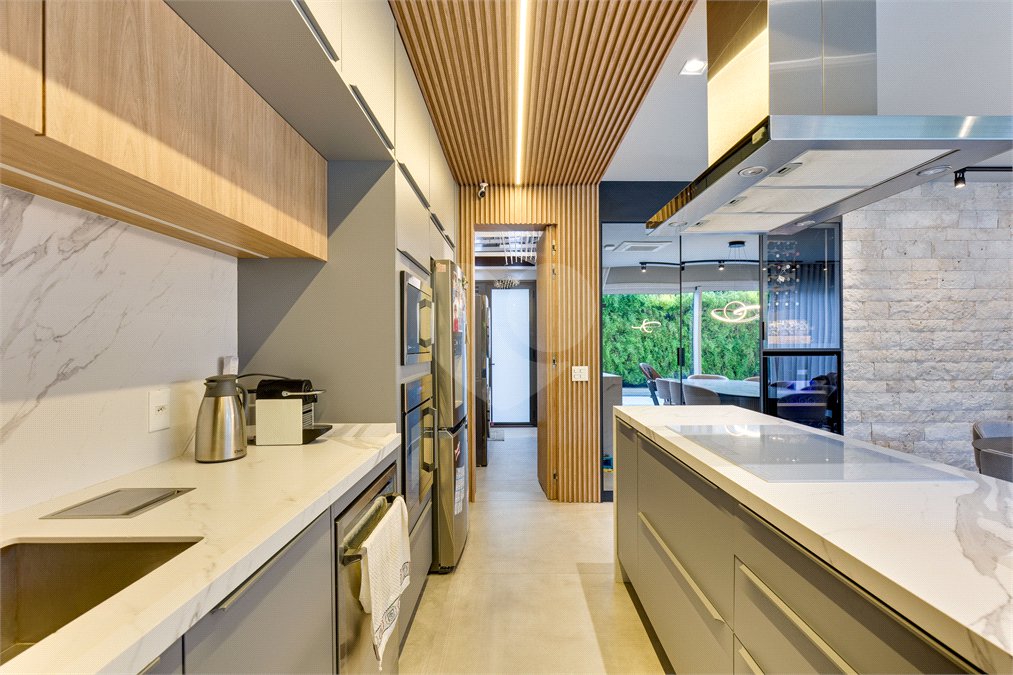 Casa à venda com 4 suítes no condomínio Jardim Flora, São Paulo - SP