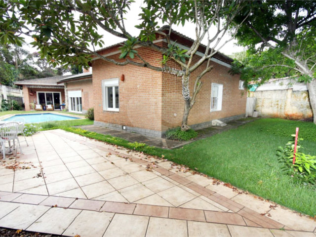 Casa Térrea à venda com 4 quartos, sendo 2 suítes,  em Interlagos, São Paulo, SP
