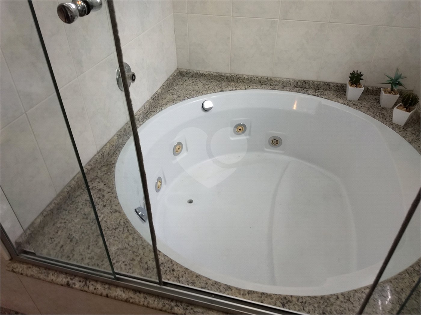 Casa Térrea à venda ou para alugar com 4 suítes em Horto, São Paulo, SP