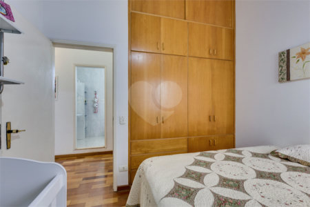 Sobrado à venda com 4 quartos, sendo 1 suíte, em Alto da Boa Vista, São Paulo, SP