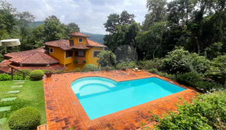 Casa à venda com 5 quartos, sendo 4 suítes, no condomínio Alpes da Cantareira, Mairiporã - SP