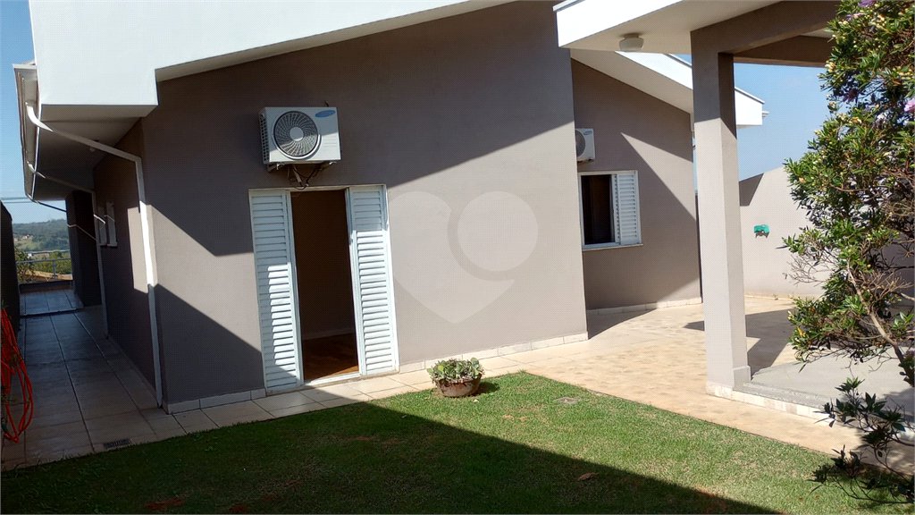 Casa à venda com 3 suítes no condomínio Picollo, Louveira - SP