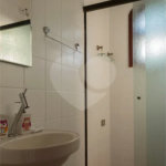 Casa à venda com 6 dormitórios, 3 suítes, piscina, área gourmet, hidromassagem, lareira, varanda e 6 vagas de garagem. Conforto e lazer para toda a família!