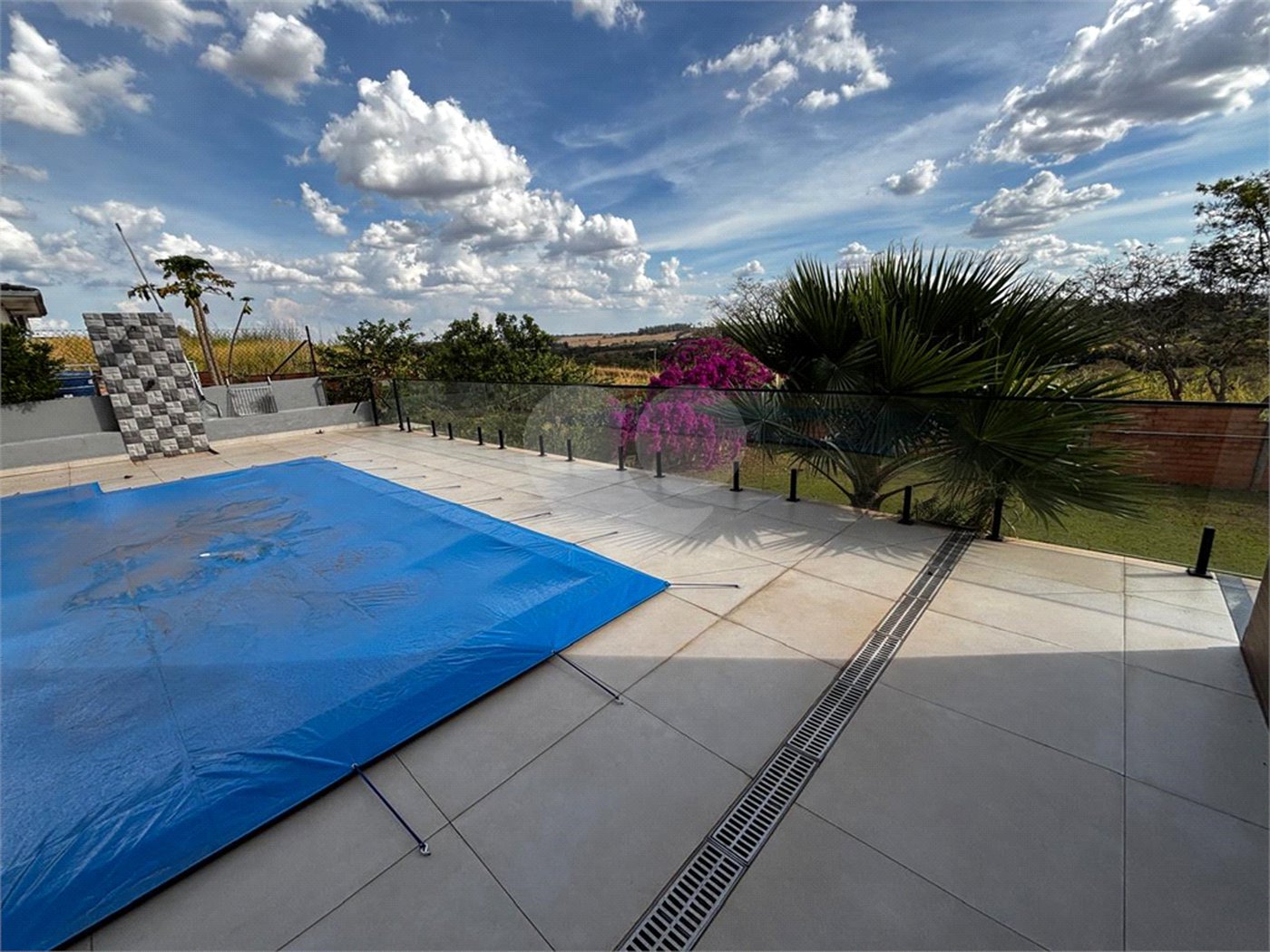 Casa à venda com 3 quartos, sendo 2 suítes, no condomínio Terras de Mont Serrat, Salto - SP