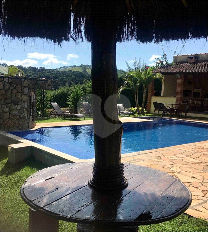 Casa à venda com 3 quartos, sendo 1 suíte,  no condomínio Vista Alegre, Bom Jesus dos Perdões - SP