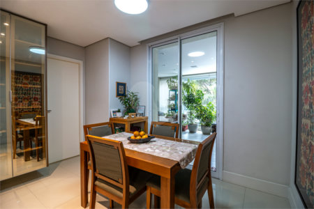 Apartamento Campo Belo à Venda 274 m² 4 Suítes 4 Vagas com Clima de Casa e Vista Verde