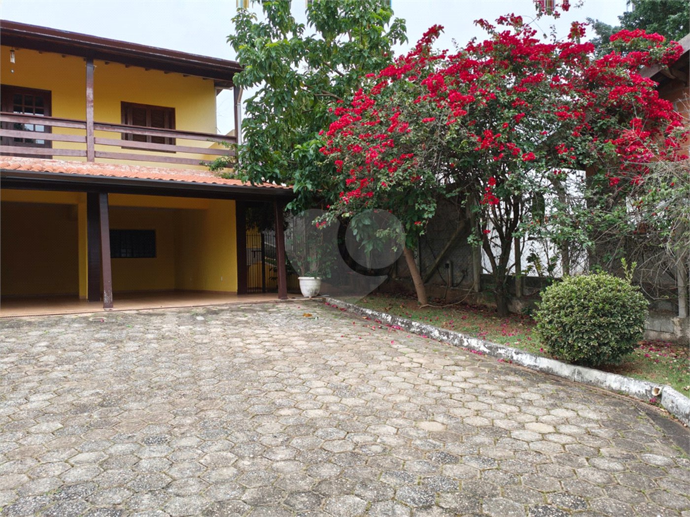 Casa à venda com 4 quartos, sendo 2 suítes,  em Country Residencial Felix, Bom Jesus dos Perdões, SP
