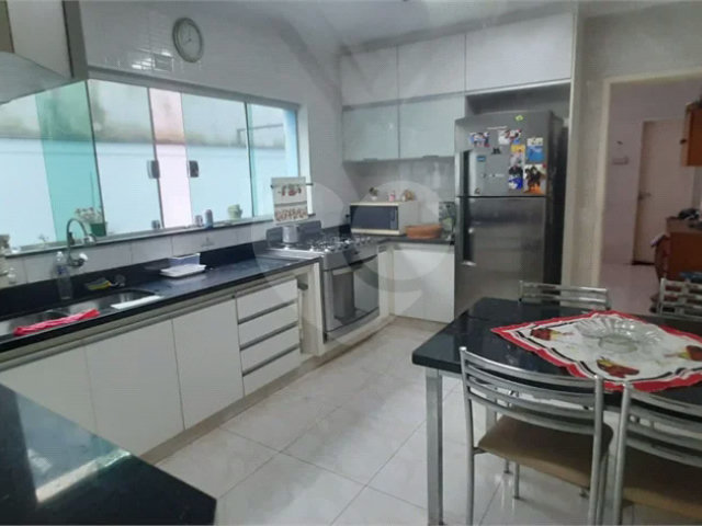 Sobrado à venda com 4 quartos, sendo 1 suíte,  em Vila Lucia, São Paulo, SP