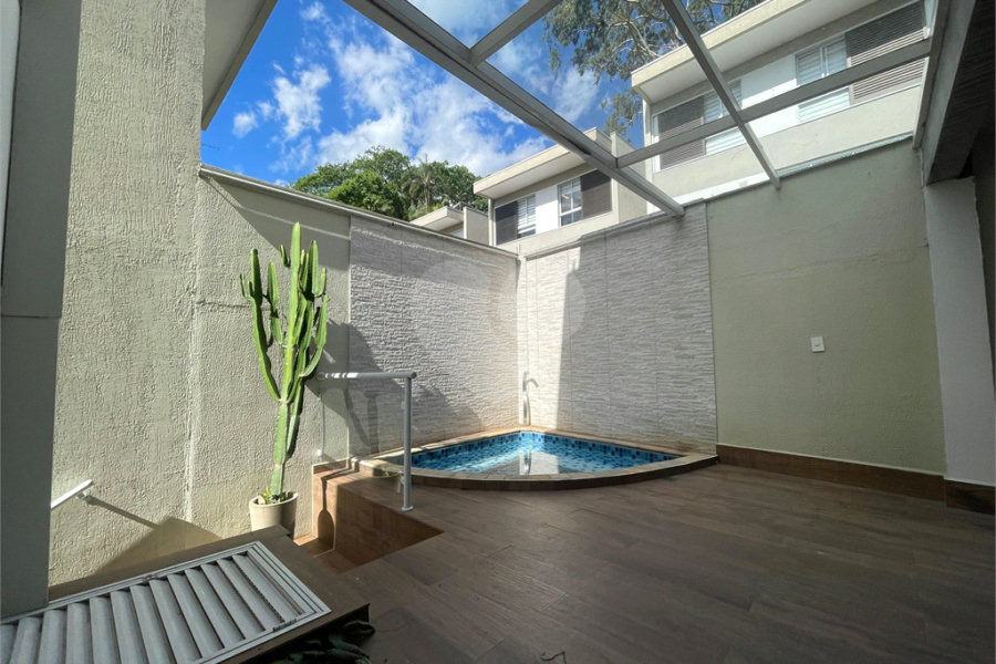 Casa à venda com 4 quartos, sendo 3 suítes,  no condomínio Domus, São Paulo - SP