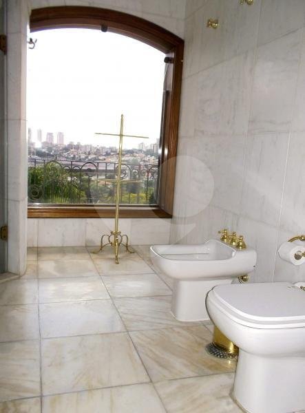 Sobrado à venda com 4 quartos, sendo 2 suítes, em Jardim Leonor, São Paulo, SP