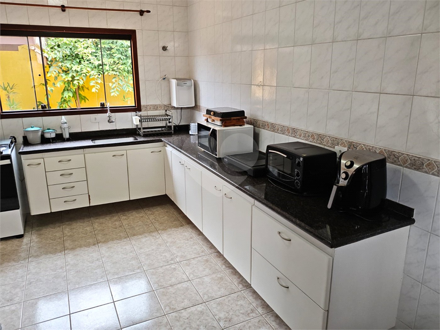 Casa à venda com 4 quartos, sendo 2 suítes,  em Country Residencial Felix, Bom Jesus dos Perdões, SP