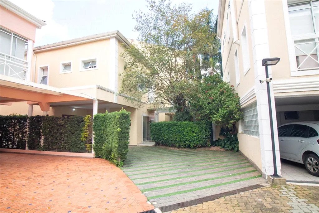 Casa à venda com 4 quartos, sendo 3 suítes, no condomínio Residencial Sans Souci, São Paulo - SP