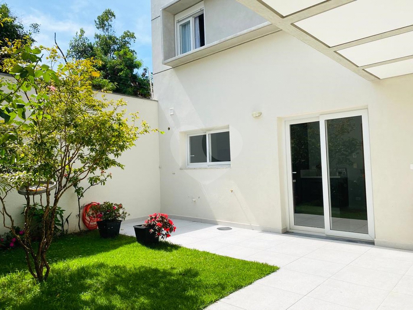Casa à venda com 4 quartos, sendo 2 suítes, no condomínio Residencial Vila Lagos, São Paulo - SP