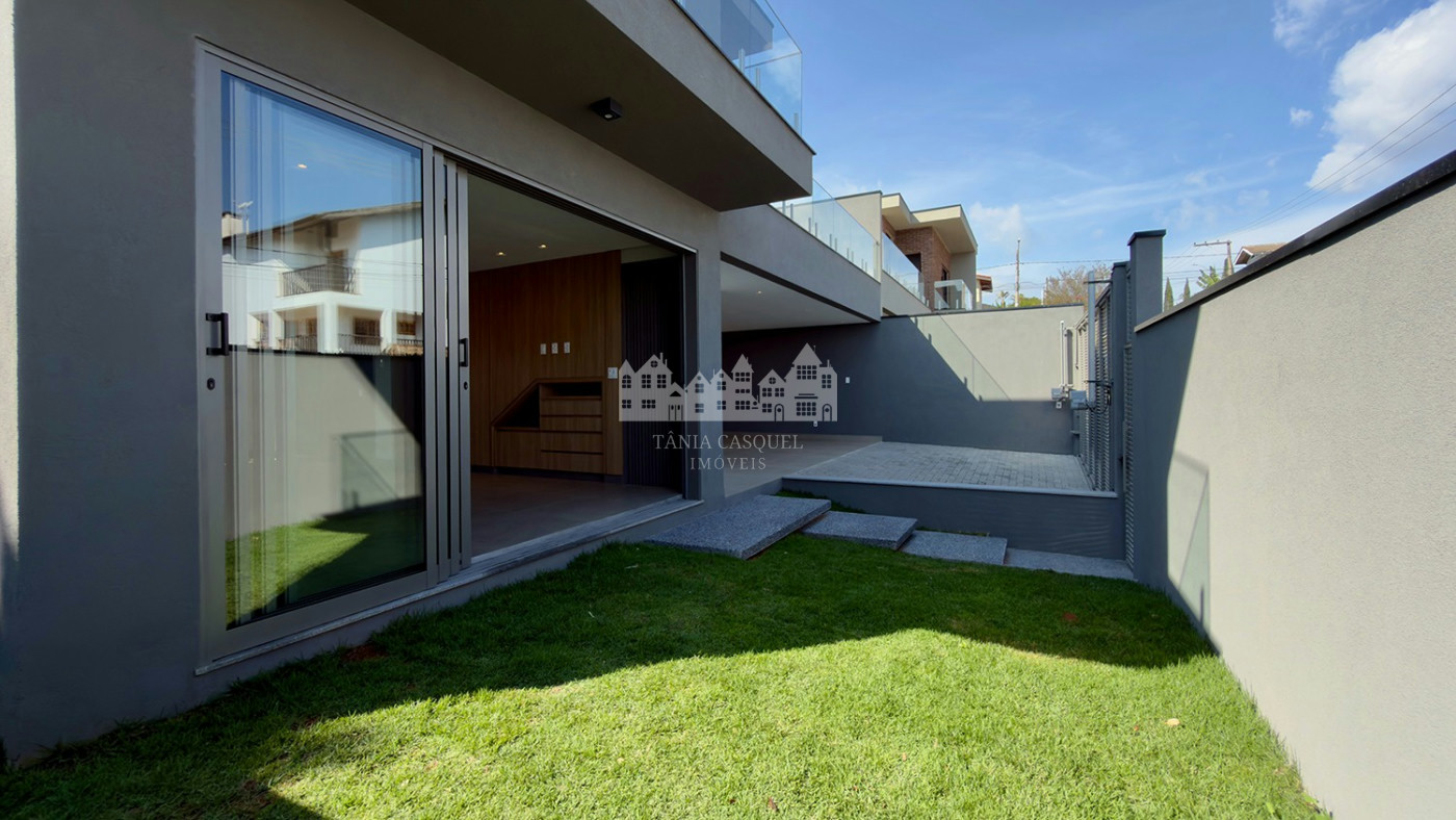 Casa à venda no bairro Loanda em Atibaia com 3 suítes e terraço solarium