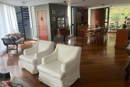 Casa à venda com 4 quartos, sendo 3 suítes, no condomínio Vitoria Regia, São Paulo - SP