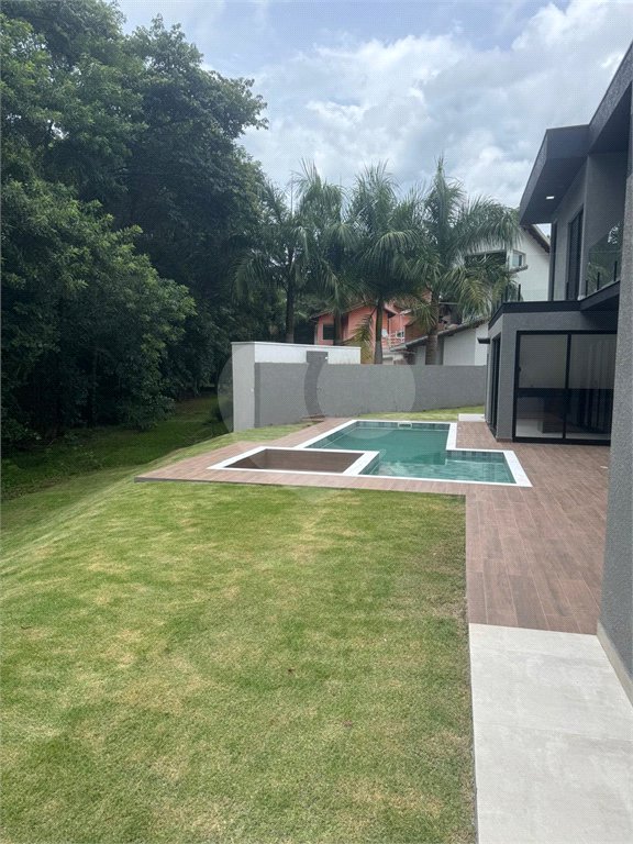Casa à venda com 4 suítes no condomínio Figueira Garden, Atibaia - SP