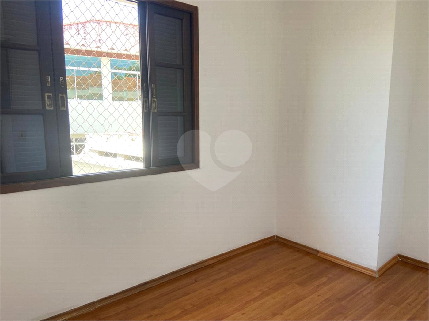 Sobrado à venda com 3 quartos, sendo 1 suíte,  em Parque Maria Domitila, São Paulo, SP