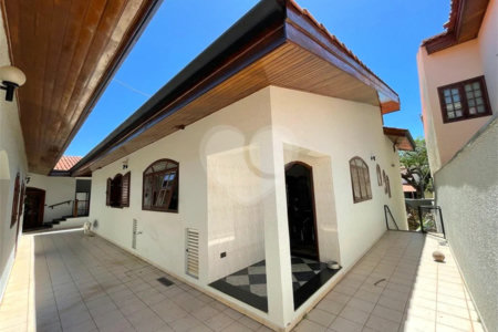 Casa à venda com 6 quartos, sendo 1 suíte, no condomínio Granja Olga I, Sorocaba - SP