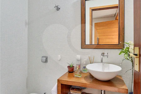Sobrado à venda com 3 quartos, sendo 1 suíte,  em Alto da Boa Vista, São Paulo, SP