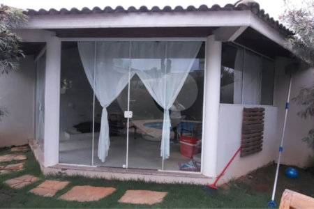 Casa para alugar com 4 quartos, sendo 3 suítes,  no condomínio Figueira Garden, Atibaia - SP