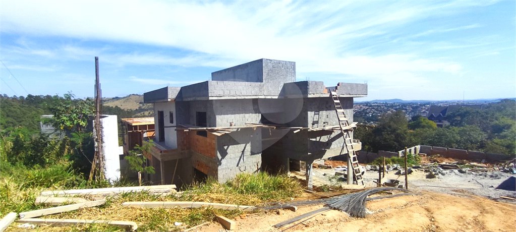 Casa à venda com 4 quartos, sendo 2 suítes, no condomínio Jaboticabeiras, Atibaia - SP