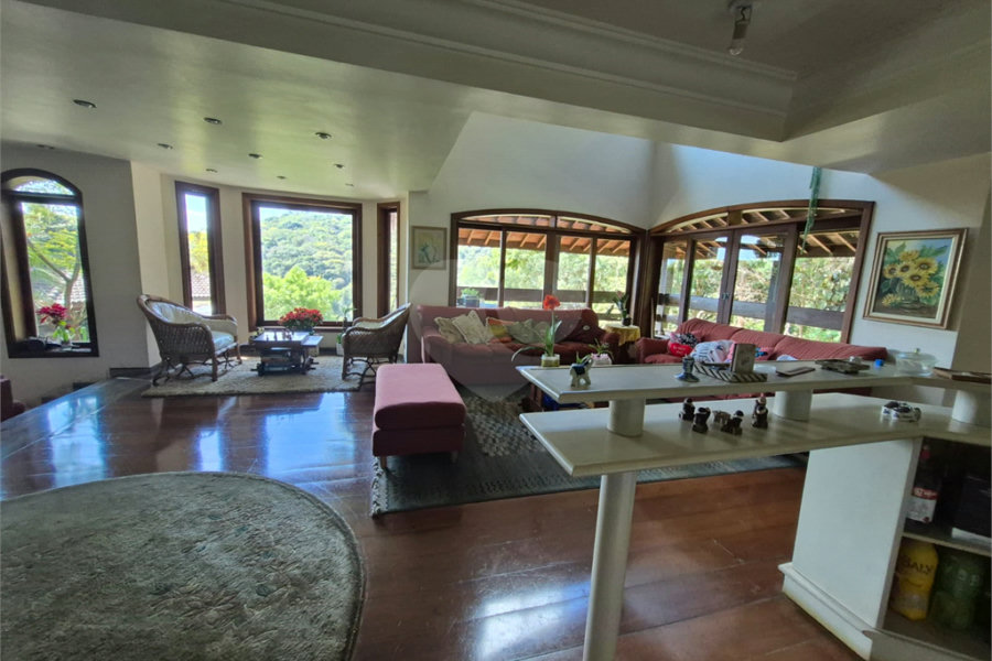 Casa à venda com 3 quartos, sendo 4 suítes, no condomínio Alpes da Cantareira, Mairiporã - SP