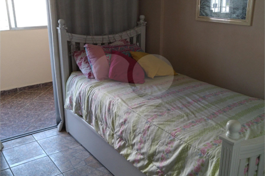 Apartamento duplex, espaçoso, ensolarado. Ideal para uma bela modernização.