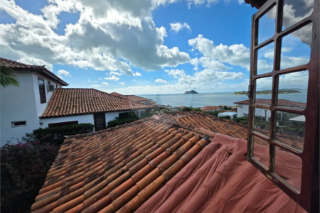 Casa à Venda em Condomínio Pé na Areia na Praia Rasa em Búzios com Vista para o Mar